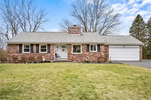 27 High Point Trl, Perinton, NY 14450