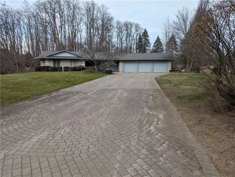 1132 Amberwood Ln, Webster, NY 14580