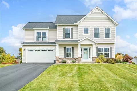 601 Autumn Breeze Ln, Ontario, NY 14519