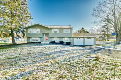 6358 Harvest Dr, Sodus, NY 14551