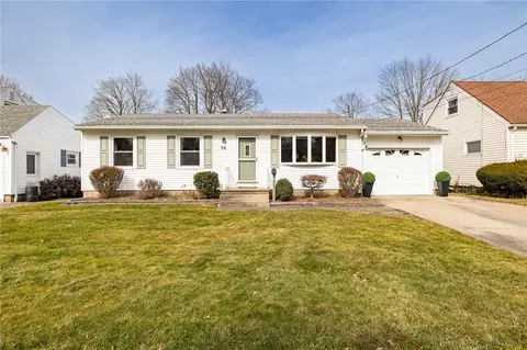 36 Packet Boat Dr, Perinton, NY 14450