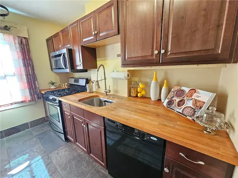 147 Walzer Rd, Irondequoit, NY 14622 photo 10