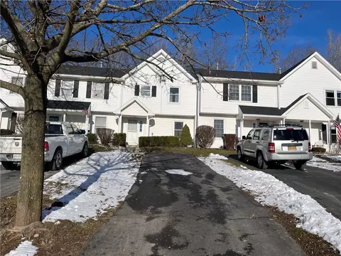 34 Old Meadow Ct, Livonia, NY 14487