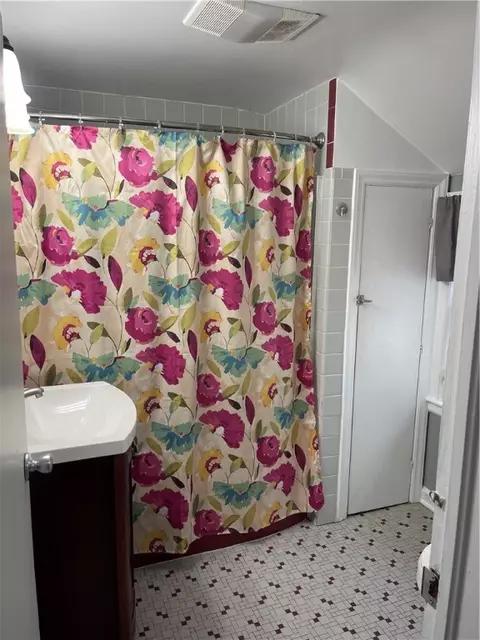 Bath - 18 Queensboro Rd, Irondequoit, NY 14609 photo 2 of 3