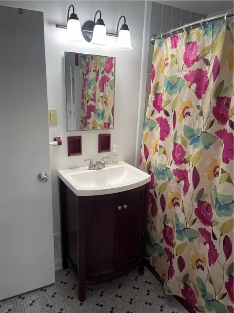 Bath - 18 Queensboro Rd, Irondequoit, NY 14609 photo 3 of 3