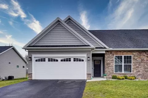 6005 Redfield Dr, Farmington, NY 14425