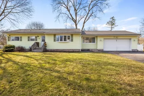 59 Viscount Dr, Rochester, NY 14623
