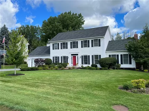 16 Hedge Wood Ln, Pittsford, NY 14534