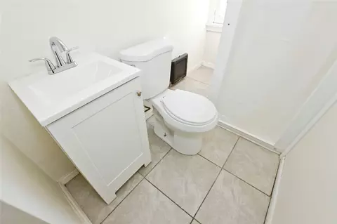 Bath - 37 Broderick Dr, Irondequoit, NY 14622 photo 3 of 4