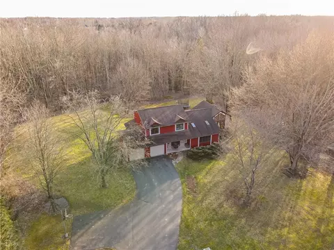 11 Kresswood Dr, Ogden, NY 14624