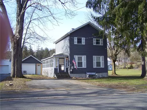 87 Meadow St, Galen, NY 14433