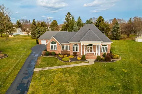 8 Centurian Cir, Webster, NY 14580
