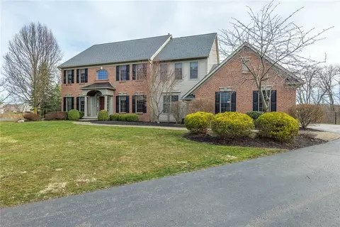 17 Harvest Gln, Pittsford, NY 14534