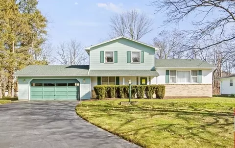 18 Bradford Hill Rd, Perinton, NY 14450