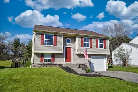 621 Crows Nest Ln, Macedon, NY 14502