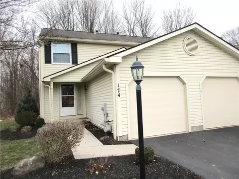 174 Courtshire Ln, Penfield, NY 14526
