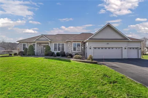 495 Aria Ln, Webster, NY 14580