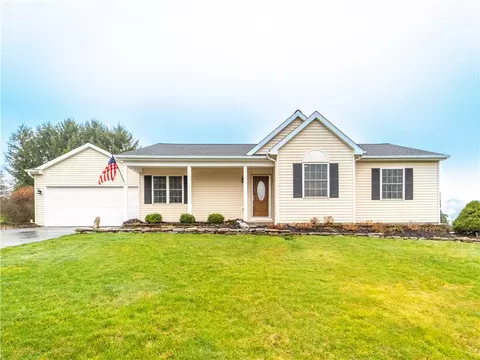 29 Berry Grove Ln, Brockport, NY 14420