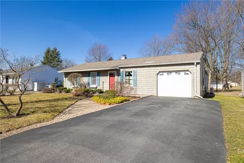 32 Seneca Dr, Canandaigua, NY 14424