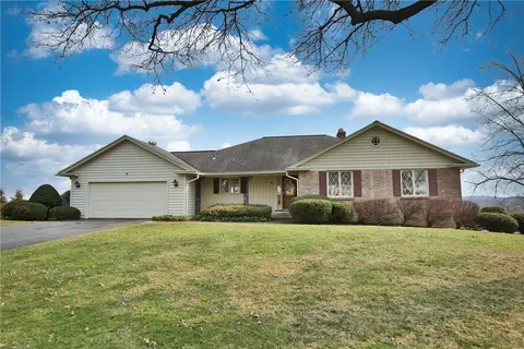 16 Old Farm Cir, Pittsford, NY 14534