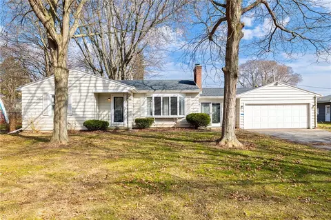 37 Wedgewood Dr, Gates, NY 14624