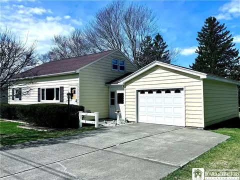 18 Woodward Dr, Pomfret, NY 14063