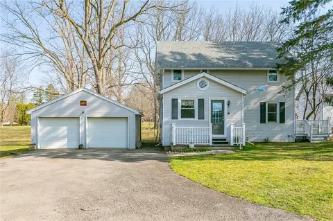 1 Sunset Dr, Avon, NY 14414