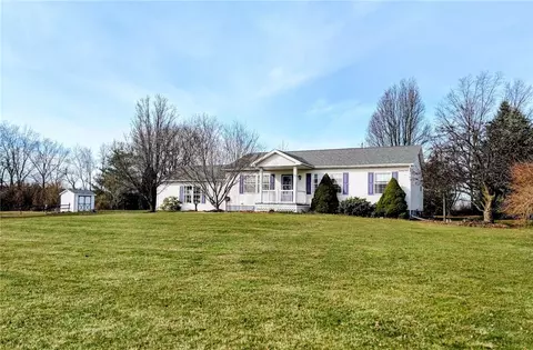 1700 Twin Oaks Dr, Benton, NY 14527