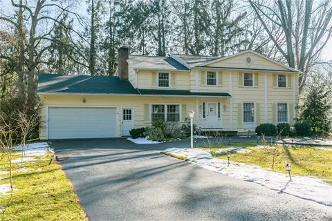 41 Oak Manor Ln, Pittsford, NY 14534