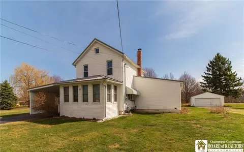 33 Elm St, Pomfret, NY 14063