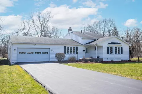 6 Woodward Dr, Le Roy, NY 14482