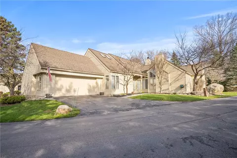 2 Autumn Trl, Webster, NY 14580