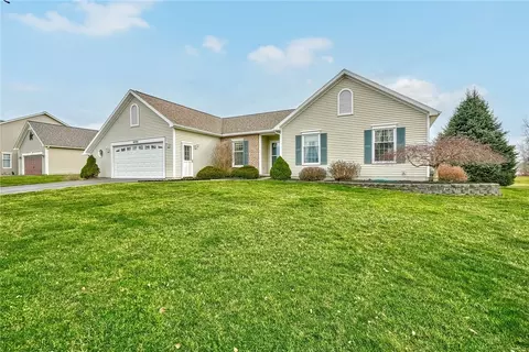 6086 Trillium Trl, Ontario, NY 14519
