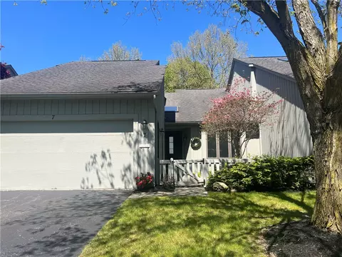 7 Hill Creek Rd, Rochester, NY 14625
