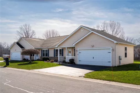15 Kirkdale Cir, Greece, NY 14612