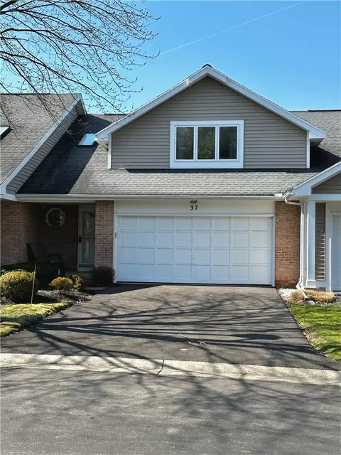 37 Foxborough Ln, Rochester, NY 14618