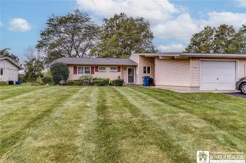 31 Steele Cir, Niagara, NY 14304