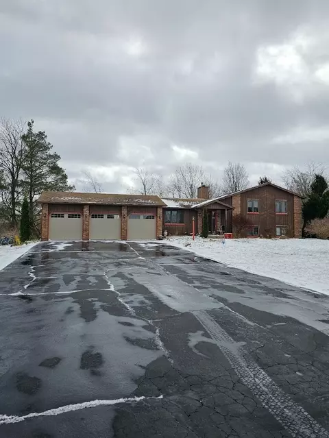 2 Pinewood Dr, Ogden, NY 14559