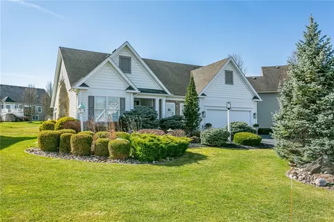 25 Nobleman Ct, Perinton, NY 14450