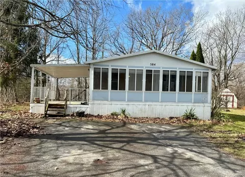 584 Bankside Dr, Hamlin, NY 14464