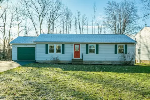 1265 Glen Carlyn Dr, Farmington, NY 14425