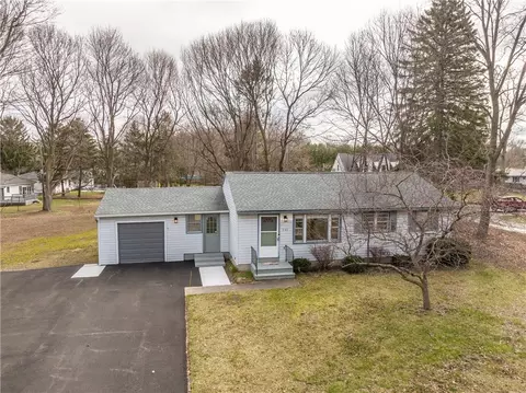 946 Bay Rd, Webster, NY 14580
