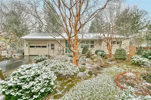 273 Park Lane Dr, Webster, NY 14580