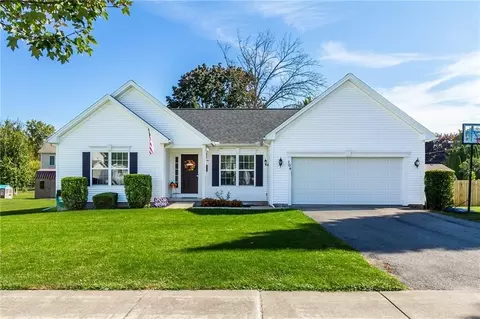 104 Little Tree Ln, Parma, NY 14468