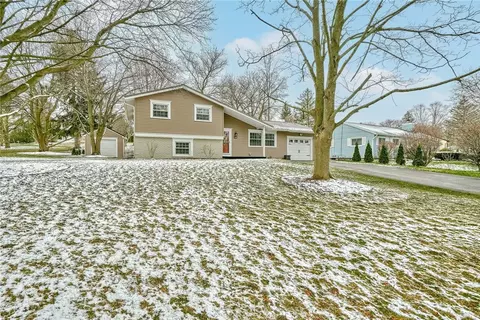 178 Sherwood Dr, Parma, NY 14468