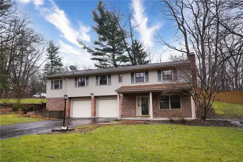 37 Smallwood Dr, Perinton, NY 14534