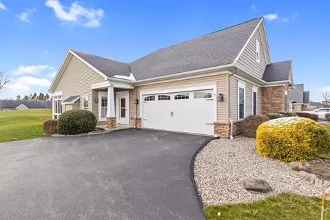 40 Balmoral Dr, Penfield, NY 14526
