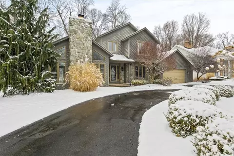 74 Parkside Ln, Greece, NY 14612