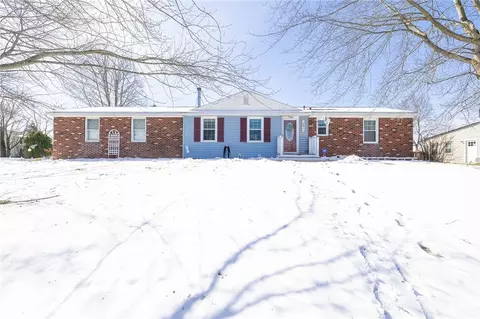 5811 Mountain Ash Dr, Farmington, NY 14425