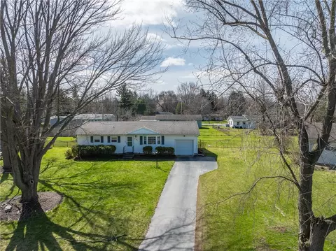 236 Viscount Dr, Rochester, NY 14623